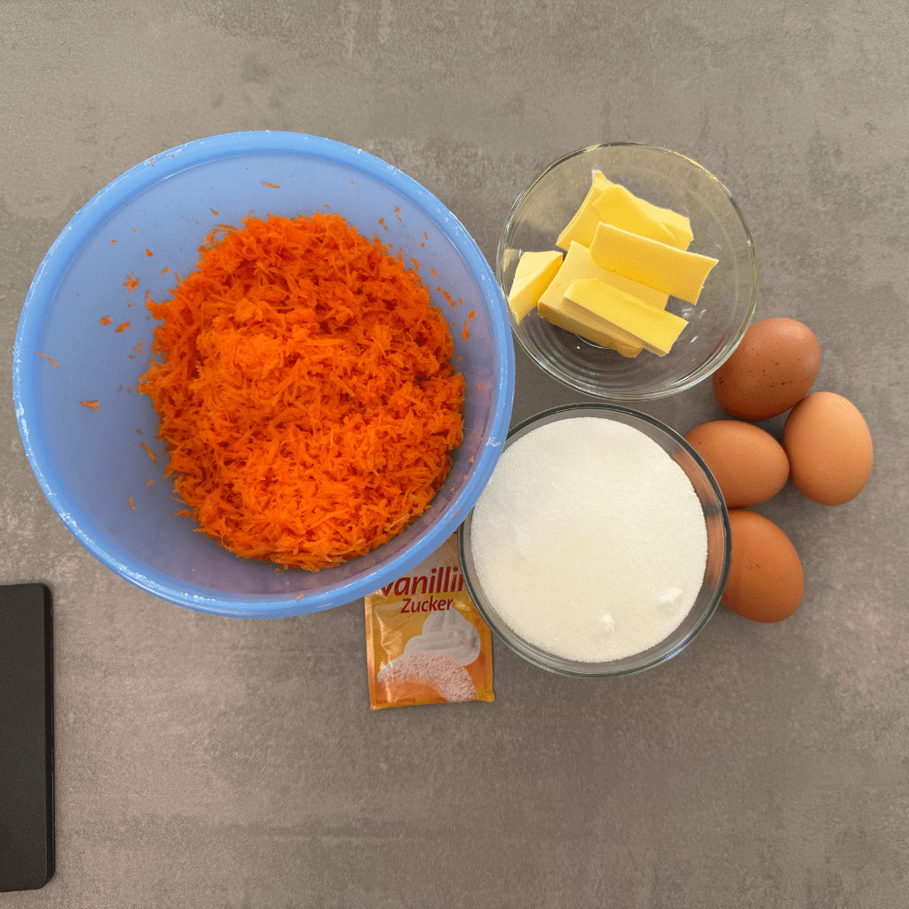 Karottenkuchen, Backen, Rezepte, einfach, Kinder, Beschäftigung, Ostern, Sommer, Geburtstag, Kaffeezeit, Familienzeit, Eltern, Mama-Sein, Zeit zusammen