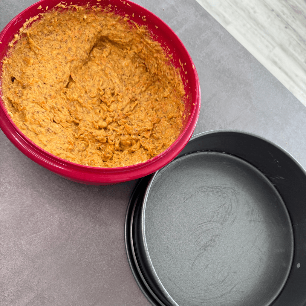 Karottenkuchen, Backen, Rezepte, einfach, Kinder, Beschäftigung, Ostern, Sommer, Geburtstag, Kaffeezeit, Familienzeit, Eltern, Mama-Sein, Zeit zusammen