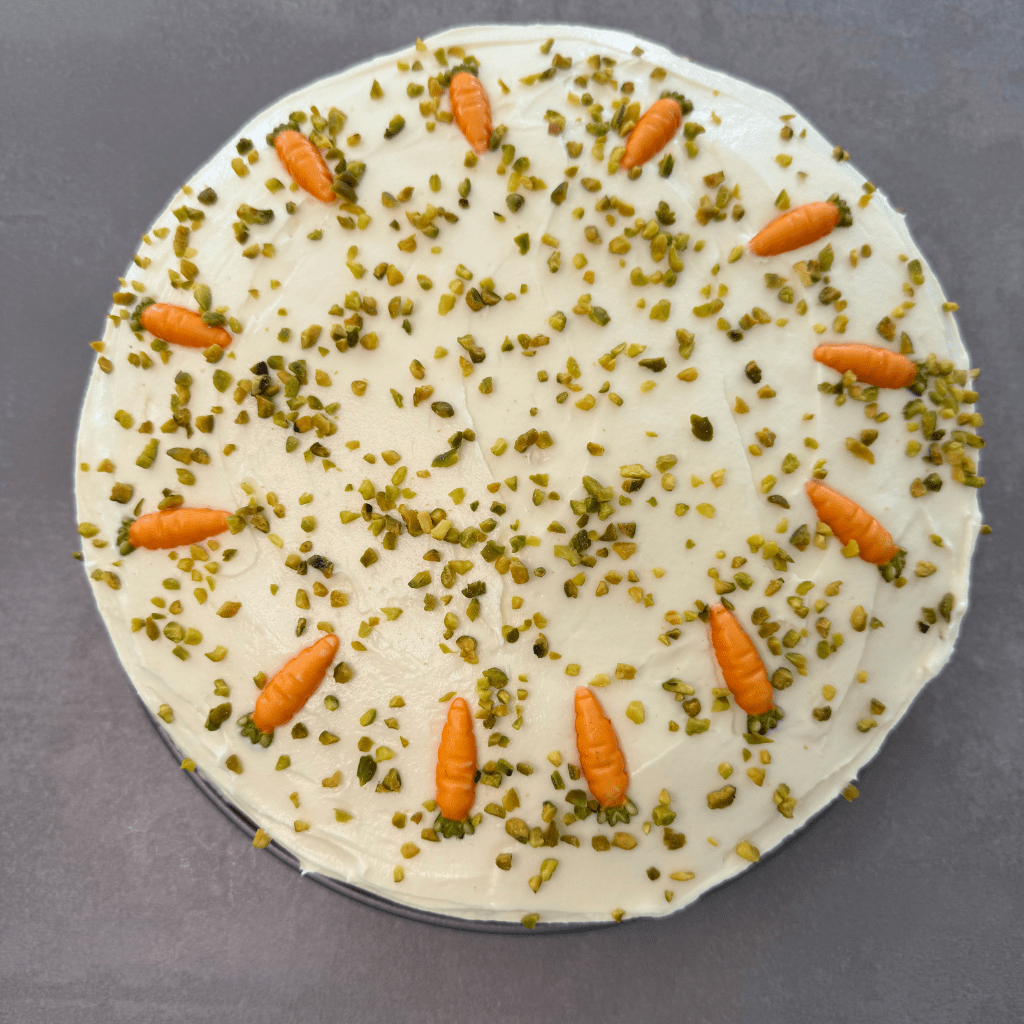 Karottenkuchen, Backen, Rezepte, einfach, Kinder, Beschäftigung, Ostern, Sommer, Geburtstag, Kaffeezeit, Familienzeit, Eltern, Mama-Sein, Zeit zusammen