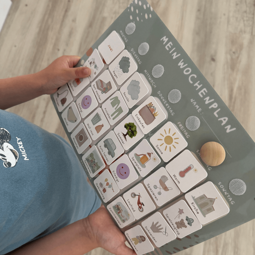 Routinen mit Kindern, Routinen entwickeln, Routinen, Routinen im Alltag, Routinen Checkliste, Routinen abends,Routinen morgens, Routinen plan, Routinen Bord, Routinen Ideen, Routinen entwickeln, Routinen Schule, Routinen Kindergarten, Tagesplan, Tagesplan Vorlagen, Tagesplan Schule, Tagesplan 3 Jahre, Tagesplan DIY, Wochenplan Kita, Wochenplan Kira Vorlage, Wochenplan Kita Symbole, Eltern, Alltag mit Kindern, Kleinkinder, Kindergarten, Schule, Struktur